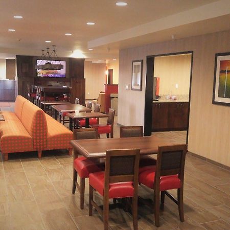 Inn At Hunters Run Watford City Exterior photo